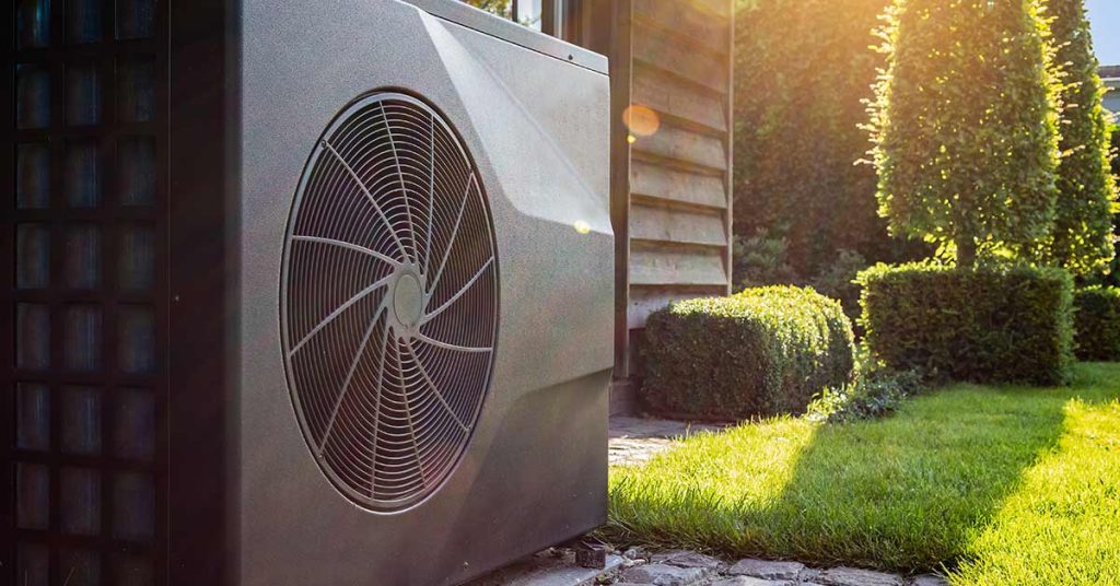 Eine Wärmepumpe im Garten einer Immobilie | Immobilienbewertung