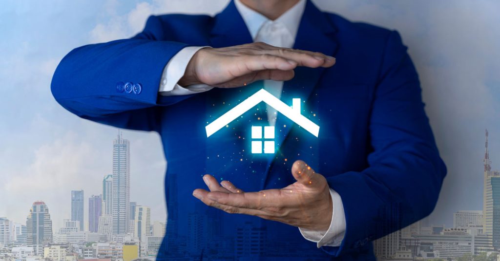 ein Makler hält ein digitales Haus aus Licht in den Händen