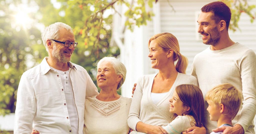 Eine glückliche Familie, die wegen eines Pflegefalls eine Lösung für die Immobilie gefunden hat | Wohnen im Alter